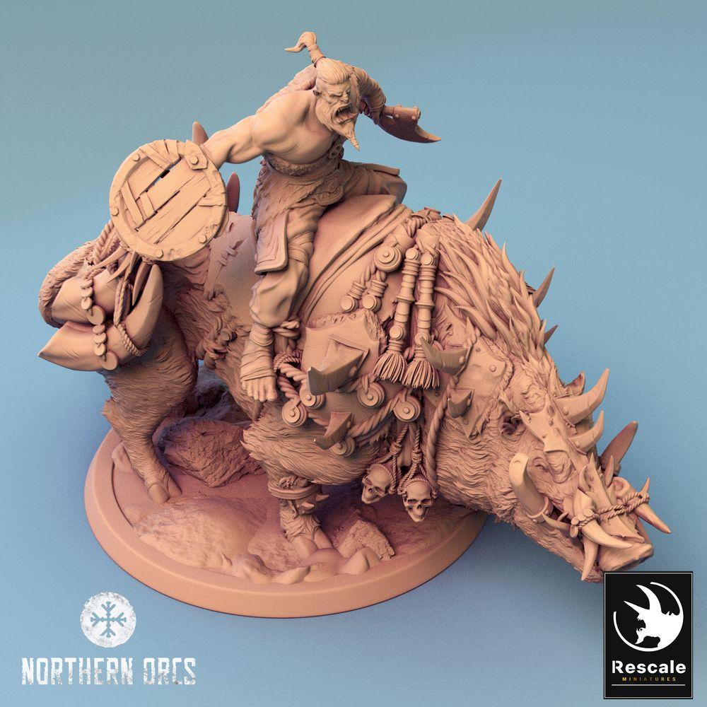 Productfoto Tabletop 28mm Lord of the Print (LotP) 0: Tabletop Miniatuur: Ork Oorlogheer op Wildzwijn - Orc Warlord, Boar Rider, Beestrijder met Bijl en Rond Schild (24_04_T)