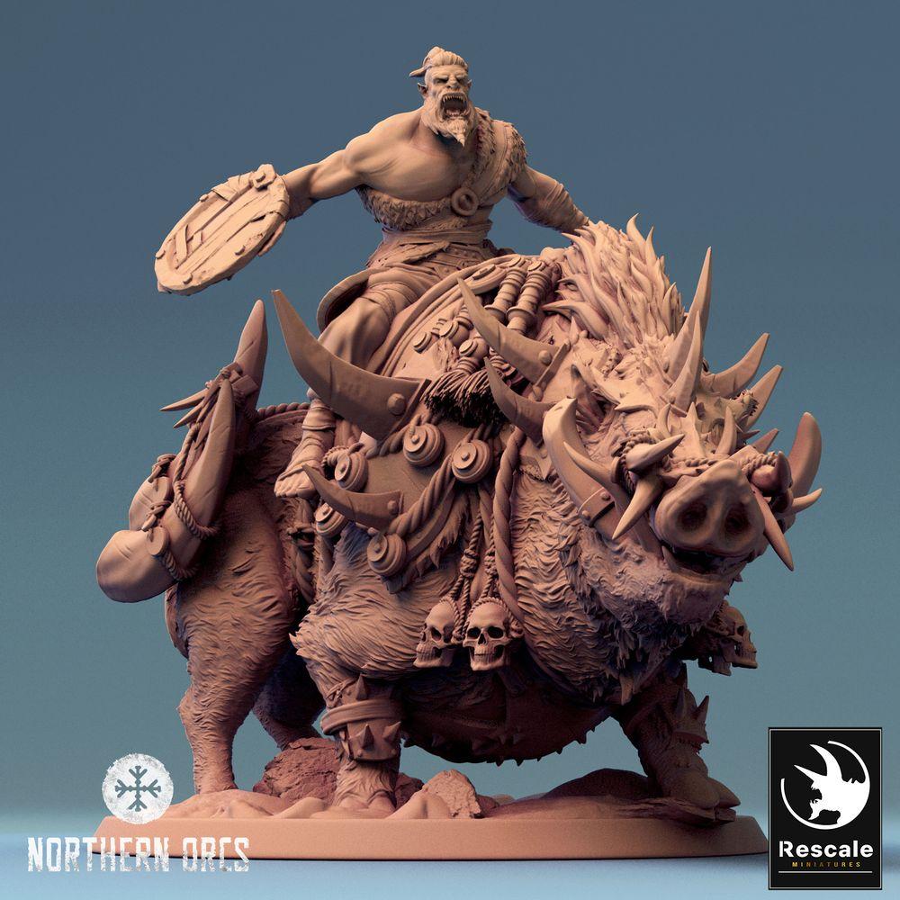 Productfoto Tabletop 28mm Lord of the Print (LotP) 0: Tabletop Miniatuur: Ork Oorlogheer op Wildzwijn - Orc Warlord, Boar Rider, Beestrijder met Bijl en Rond Schild (24_04_T)