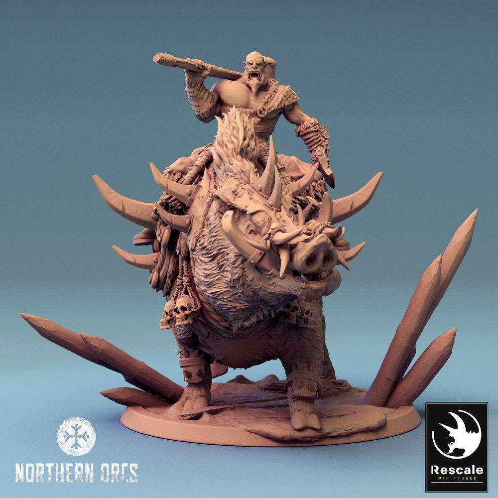 Productfoto Tabletop 28mm Lord of the Print (LotP) 0: Tabletop Miniatuur: Ork Keilerijder met Knuppel, Oorlogsheer op Wildzwijn, Boar Rider Warlord, monsterlijke Kavallerie (24_04_S)