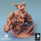 Productfoto Tabletop 28mm Lord of the Print (LotP) 0: Tabletop Miniatuur: Ork Keilerreiter met Knuppel, Oorlogsheer op Wildzwijn, Boar Rider Warlord, monsterlijke Kavallerie (24_04_S)