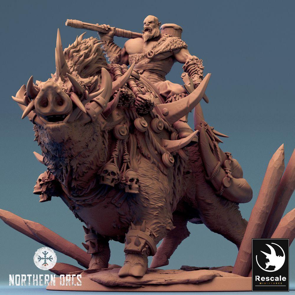 Productfoto Tabletop 28mm Lord of the Print (LotP) 0: Tabletop Miniatuur: Ork Keilerijder met Knuppel, Oorlogsheer op Wildzwijn, Boar Rider Warlord, monsterlijke Cavalerie (24_04_S)