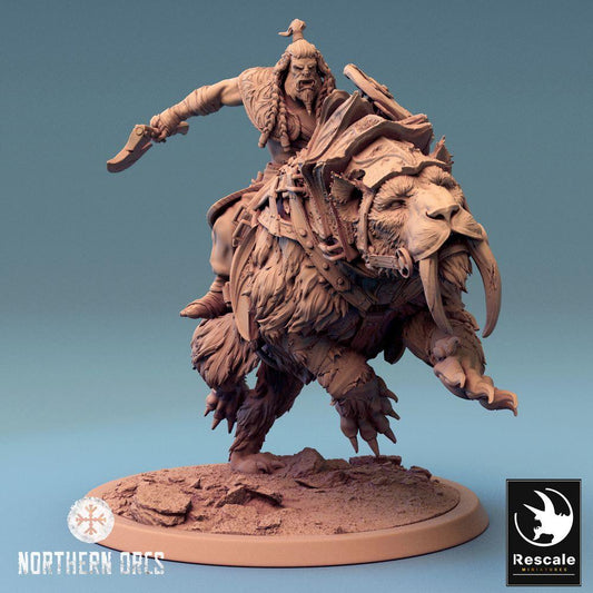 Productfoto Tabletop 28mm Lord of the Print (LotP) 0: Fantasy Figuur: Ork Beestenrijder op Sabeltand-Oorlogsbeest, barbaarse oorlogsleider met kromzwaard - Monsterrijder, Orc Beast Rider (24_04_C2)