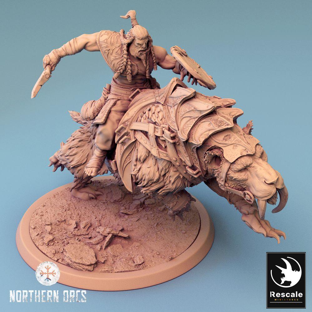 Productfoto Tabletop 28mm Lord of the Print (LotP) 0: Fantasy Figuur: Ork Beestenrijder op Sabeltand-Oorlogsbeest, barbaarse oorlogsleider met kromzwaard - Monsterrijder, Orc Beast Rider (24_04_C2)