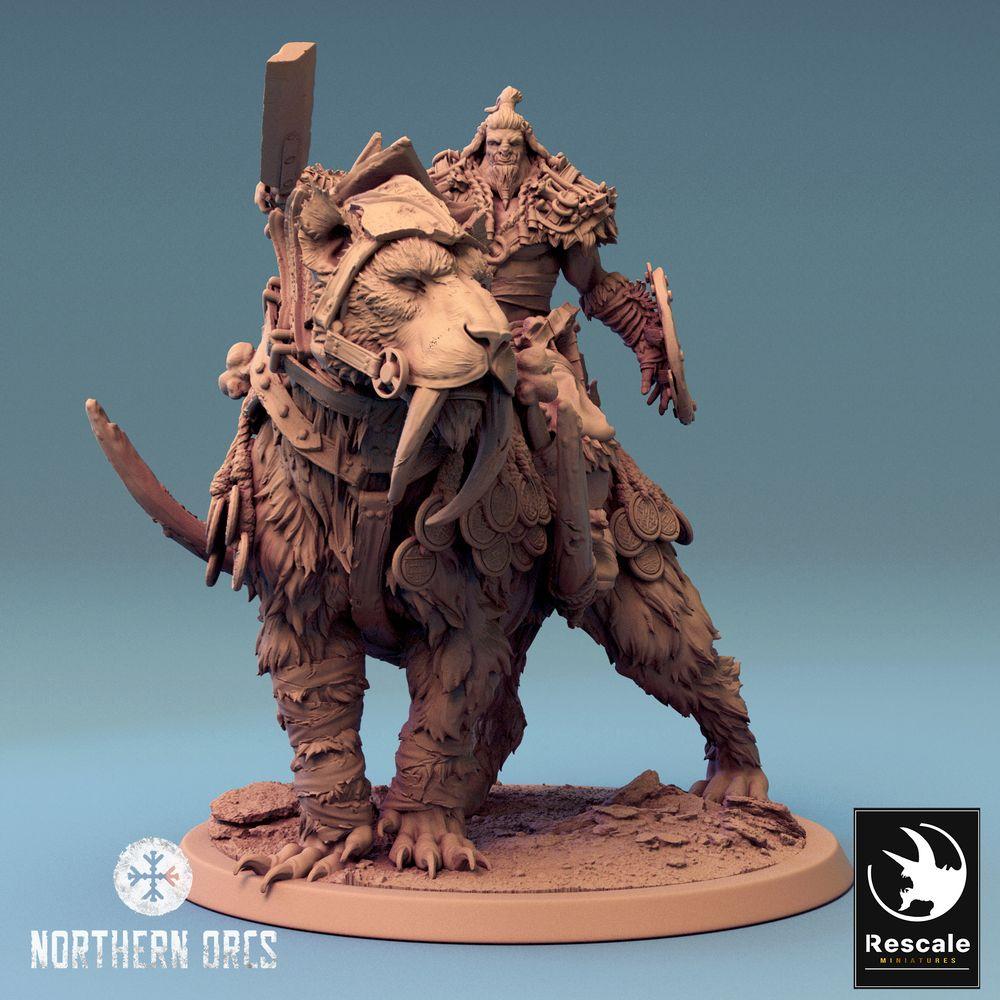 Productfoto Tabletop 28mm Lord of the Print (LotP) 0: Tabletop Miniatuur: Ork Oorlogheer op Sabertooth Beer, Berenrijder, Beestenrijder, monsterlijke Cavalerie, Barbaarshoofd met Rond Schild, Orc Warlord Bear Rider (24_04_C3)