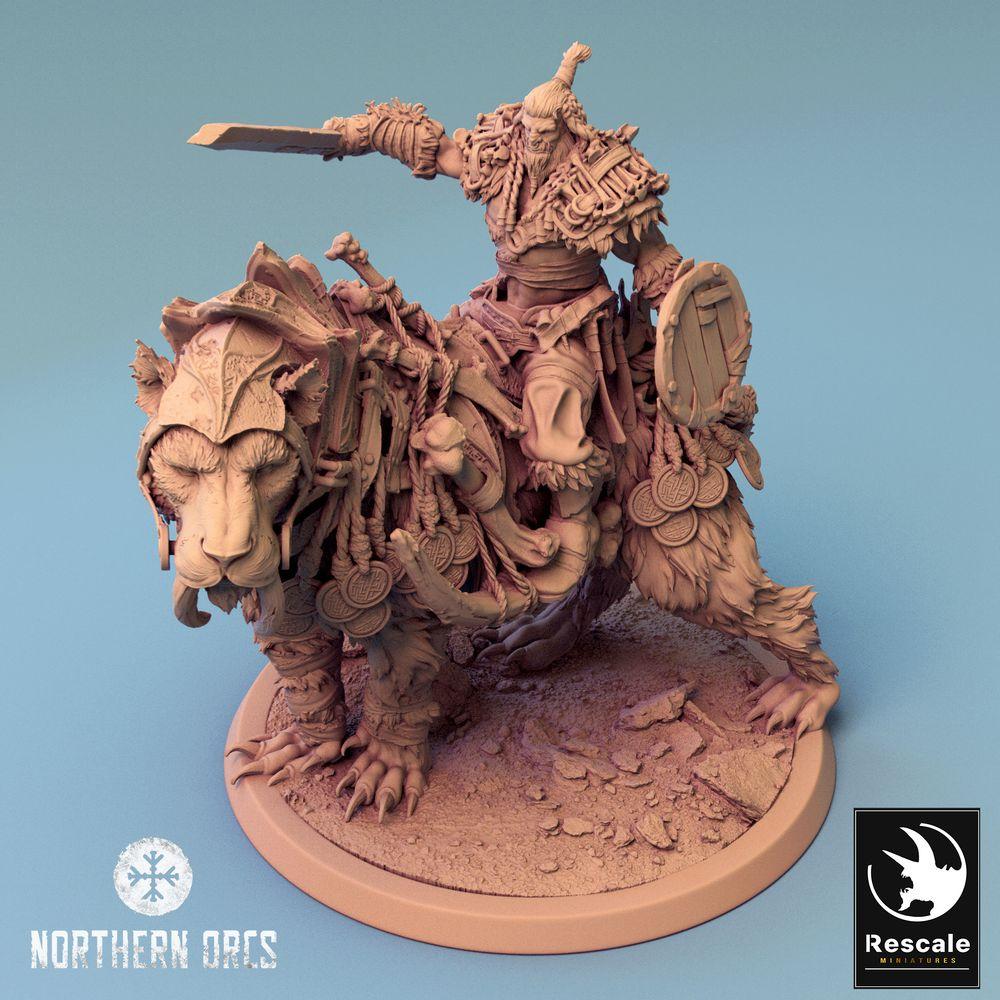 Productfoto Tabletop 28mm Lord of the Print (LotP) 0: Tabletop Miniatuur: Ork Oorlogsheer op Sabeltandbeer, Berenrijder, Beestenrijder, monsterlijke cavalerie, Barbaarshoofd met Rond Schild, Orc Warlord Bear Rider (24_04_C3)