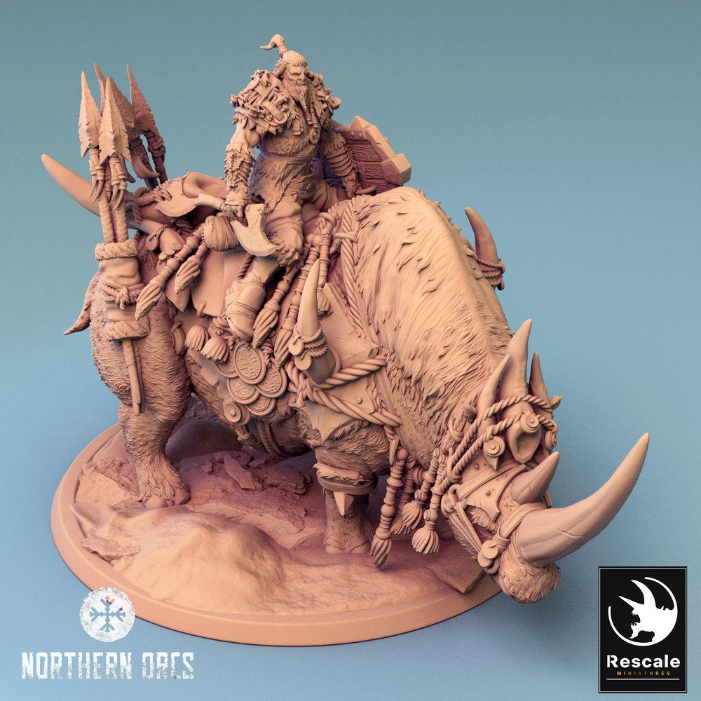 Productfoto Tabletop 28mm Lord of the Print (LotP) 0: Tabletop Miniatuur: Ork Oorlogsheer op Reusachtig Neushoorn, Beestenrijder met Speer, Orc Rhino Rider (24_04_D2)