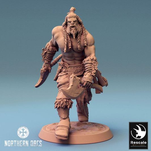 Productfoto Tabletop 28mm Lord of the Print (LotP) 0: Tabletop Miniatuur: Ork Krijger met Bijl en Haakzwaard, Orc Berserker, Bijlvechter in de Aanval (24_04_H5)