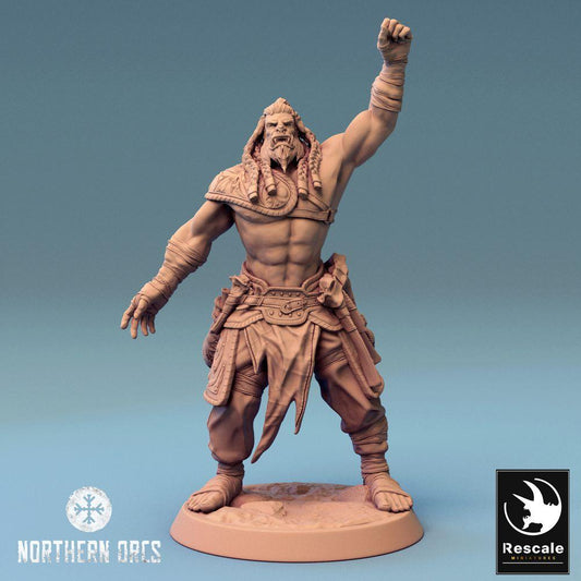 Productfoto Tabletop 28mm Lord of the Print (LotP) 0: Fantasy Figuur: Ork Oorlogheer, Stamleider in de Oorlogsroep - Barbaarse Stamvechter (24_04_F2)