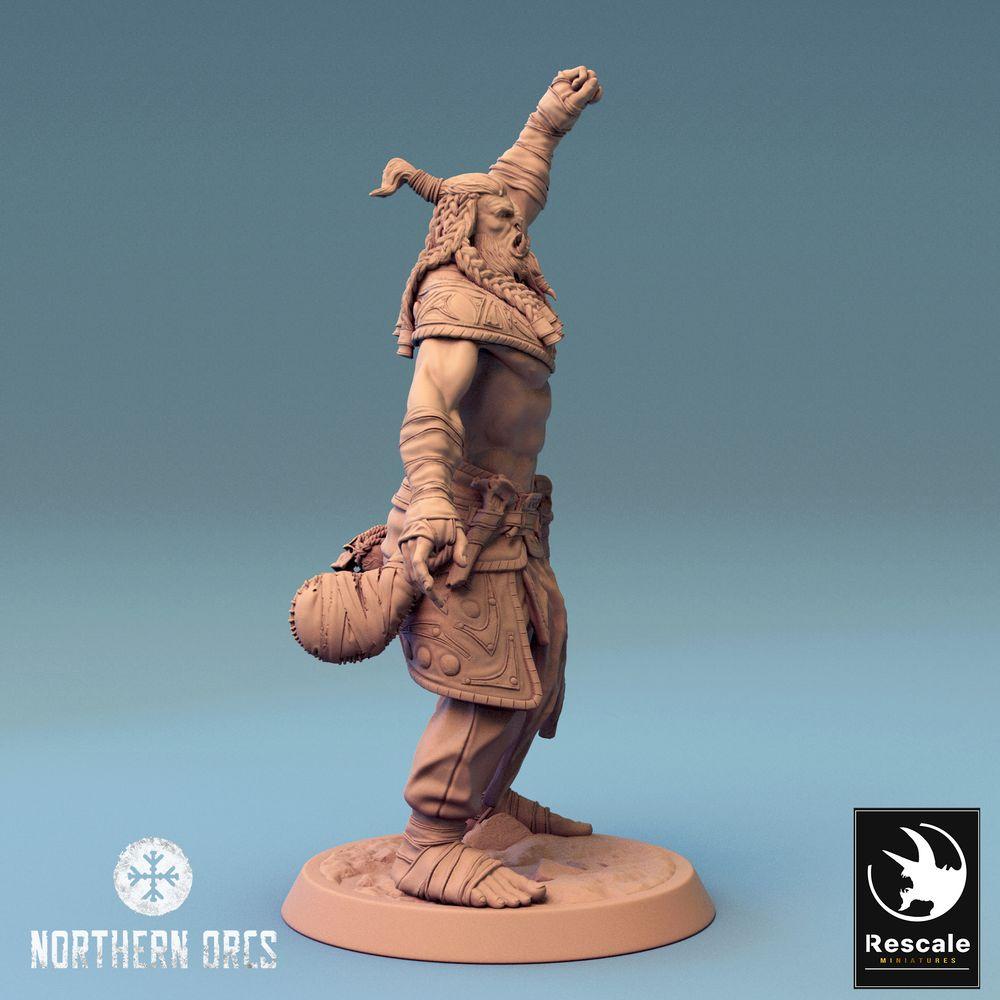 Productfoto Tabletop 28mm Lord of the Print (LotP) 0: Fantasy Figuur: Ork Oorlogheer, Stamleider in de Oorlogskreet - Barbaarse Stamstrijder (24_04_F2)