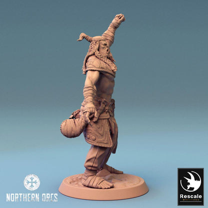 Productfoto Tabletop 28mm Lord of the Print (LotP) 0: Fantasy Figuur: Ork Oorlogheer, Stamleider in de Oorlogskreet - Barbaarse Stamstrijder (24_04_F2)