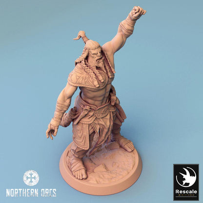 Productfoto Tabletop 28mm Lord of the Print (LotP) 0: Fantasy Figuur: Ork Oorlogheer, Stamleider in de Oorlogskreet - Barbaarse Stamstrijder (24_04_F2)