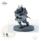 Bahamut-Ritter mit Ringklinge – B: Größenvergleich, ca. 34 mm Gesamthöhe inklusive Base und höchstem Teil, mit 32-mm-Referenzfigur.