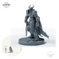 Bahamut-Ritter mit Speer – D: Größenvergleich, ca. 43 mm Gesamthöhe inklusive Base und höchstem Teil, mit 32-mm-Referenzfigur.