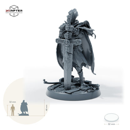 Maskierter Jäger mit Schwert – Standard (26_05_F17): Größenvergleich, ca. 48 mm Gesamthöhe inklusive Base und höchstem Teil, mit 32-mm-Referenzfigur.