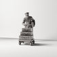 Productfoto Diorama 0: Historisch diorama figuur: Draagkracht met kofferstapel, 1920's station, met bagagewagen (sc02)