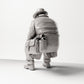 Diorama modelbouw productfoto 2: Zittende figuur: Man zittend op bankrand, jaren '20 reiziger met krant en schoudertas (sc07)