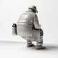 Diorama modelbouw productfoto 3: Zittende figuur: Man zittend op bankrand, jaren '20 reiziger met krant en schoudertas (sc07)