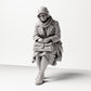 Diorama modelbouw productfoto 0: Zittende figuur: Vrouw zittend op bankrand met handtas, jaren 1920-1930, wachtzaal, station (sc08)