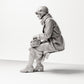 Diorama modelbouw productfoto 1: Zittende figuur: Vrouw zittend op bankrand met handtas, jaren 1920-1930, Wachtkamer, Station (sc08)