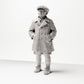 Diorama modelbouw productfoto 0: Historisch diorama figuur: Jonge wachtende met pet en mantel, eind jaren 1920 (sc10)