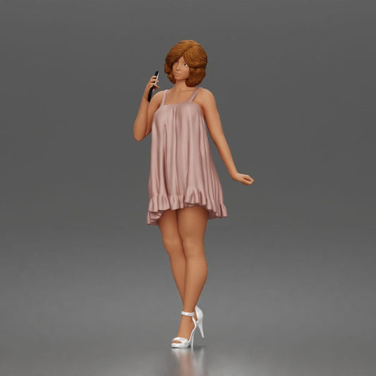Diorama modelbouw productfoto 0: Staande figuur: vrouw in korte jurk met mobiele telefoon & schoenen met hakken (a180)
