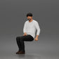 Diorama Modellbau Produktfoto 0: Sitzende Figur: Älterer Mann mit Mütze und Freizeitkleidung (a203)