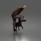 Diorama Modellbau Produktfoto 3: Diorama Figur: Geduckter Mann mit Kapuzenpullover (a201)