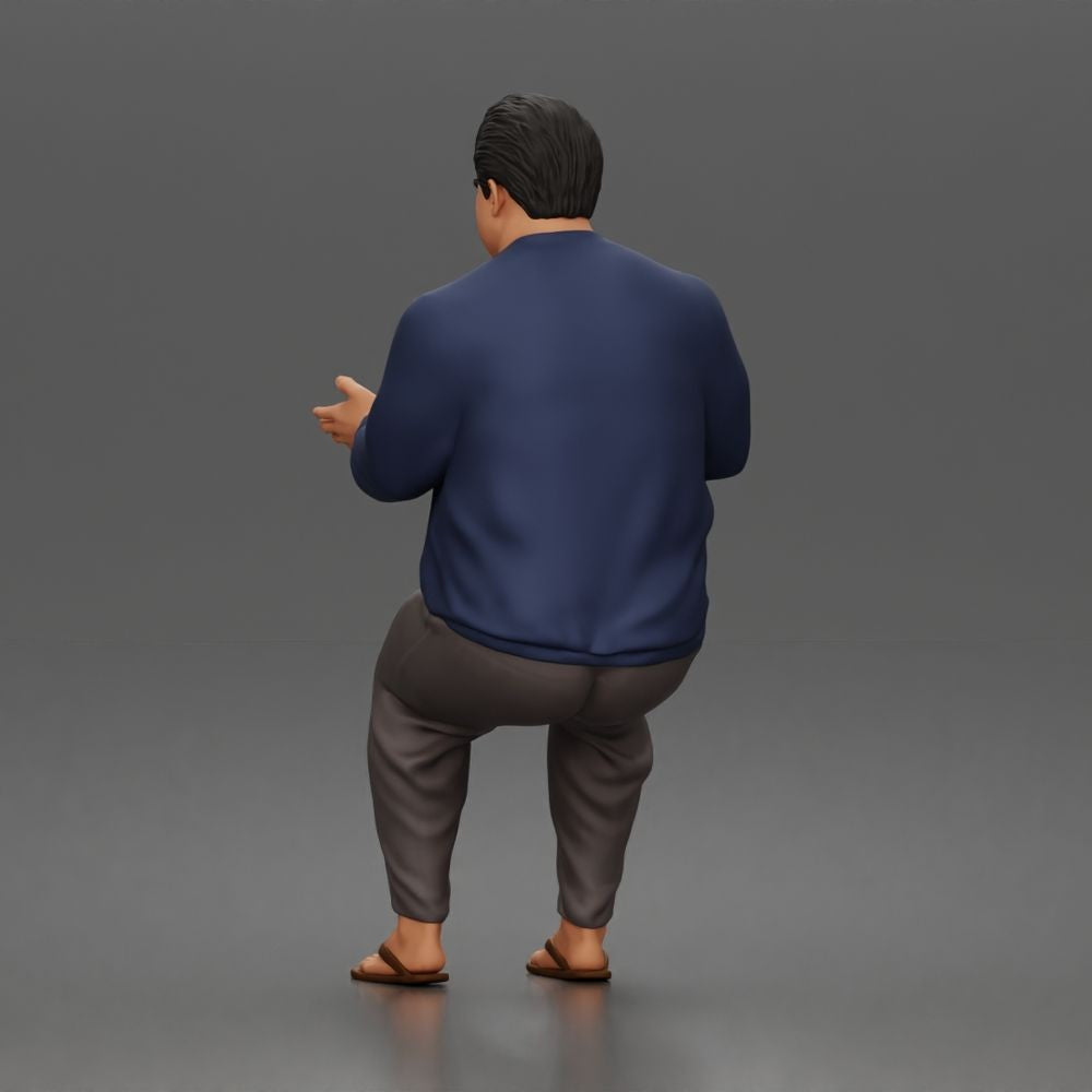 Diorama Modellbau Produktfoto 4: Sitzende Figur: Gestikulierender Mann mit Pullover, Hose & Flip-Flops (a165)