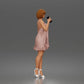 Diorama Modellbau Produktfoto 4: Stehende Figur: Frau im kurzen Kleid mit Mobiltelefon & Absatzschuhen (a180)