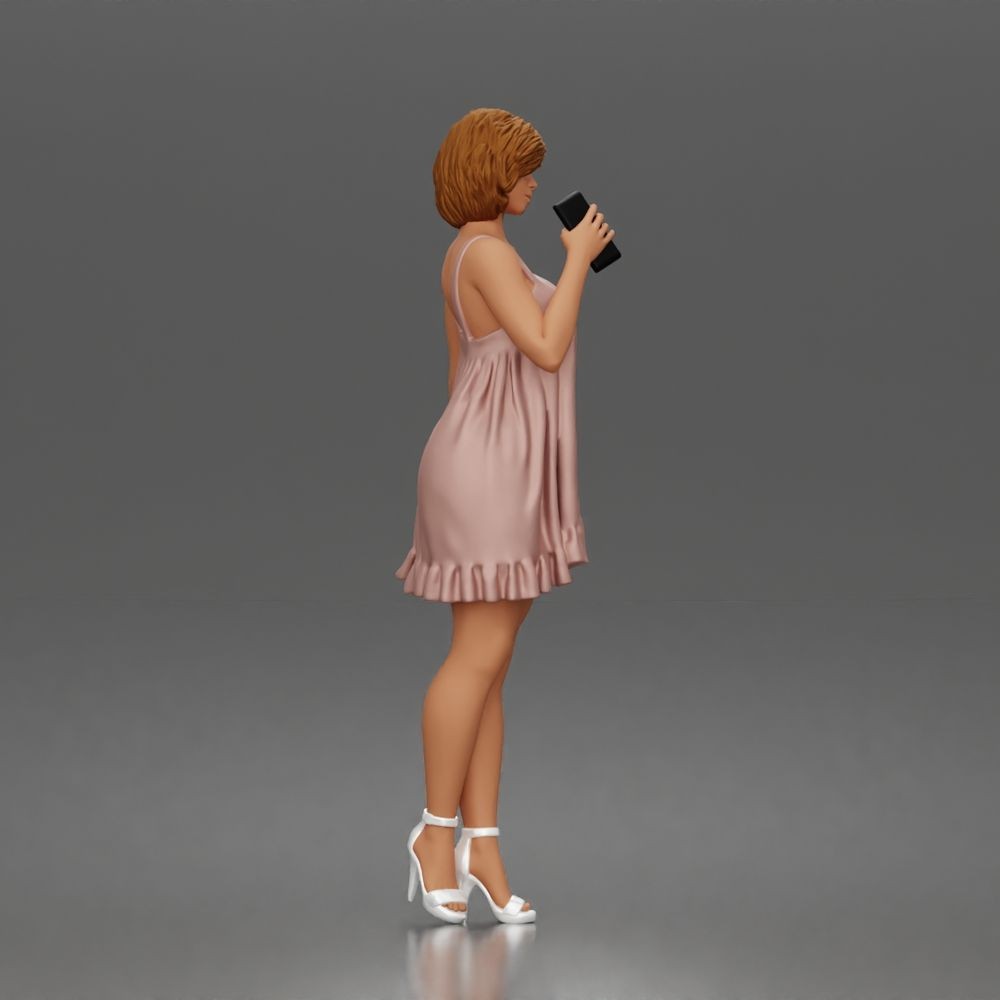 Diorama Modellbau Produktfoto 4: Stehende Figur: Frau im kurzen Kleid mit Mobiltelefon & Absatzschuhen (a180)