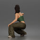 Diorama Modellbau Produktfoto 4: Diorama Figur: Kauernde maskierte Frau mit Pistole, Crop-Top & Baggyhose (a169)
