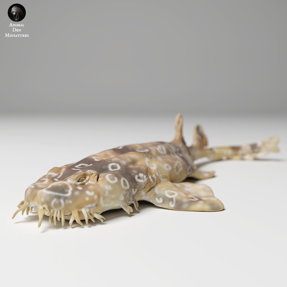 Productfoto dierenfiguur Animal Den Miniatures 2: zeedierdierenfiguur: gevlekte tapijthaai (24_06_04)