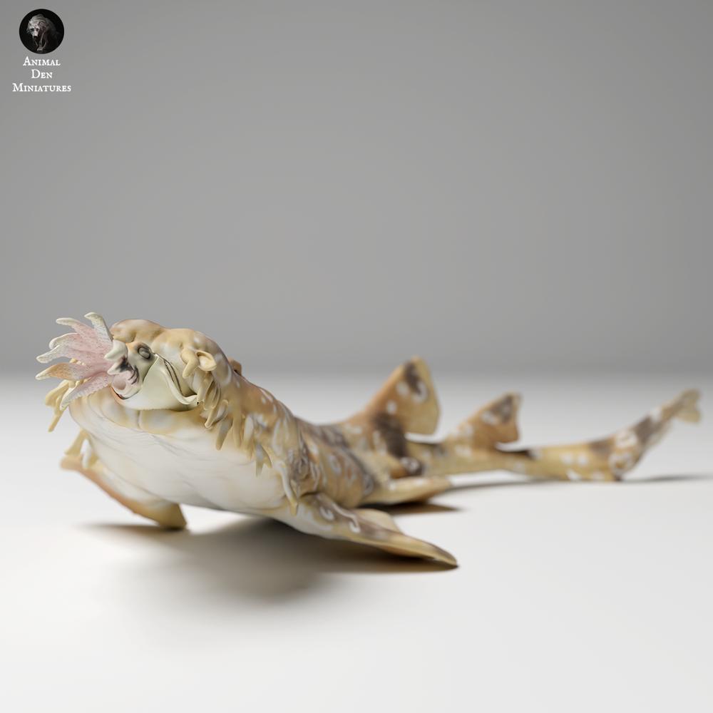 Productfoto dierenfiguur Animal Den Miniatures 2: Zeedier dierenfiguur: Gevlekte tapijthaai - op jacht (24_06_05)