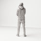 Stehende Figur: Kameramann mit Kamera auf Einhand-Stabilisator (Ref. Nr. 512) - vollständige Studioansicht 3