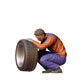 Productfoto 0: Mechanicus knielend: Bandenwissel in de autowerkplaats